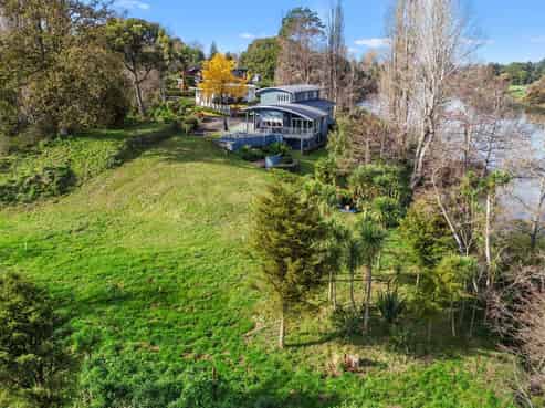 1109 River Road, Queenwood
