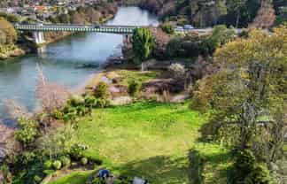 1109 River Road, Queenwood