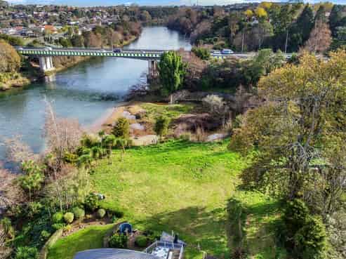 1109 River Road, Queenwood