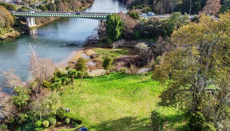 1109 River Road, Queenwood