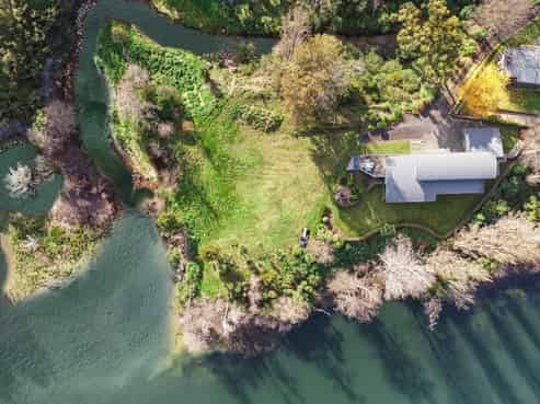 1109 River Road, Queenwood