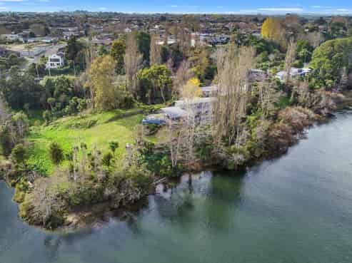 1109 River Road, Queenwood