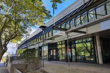 Well Positioned Office/Retail Space