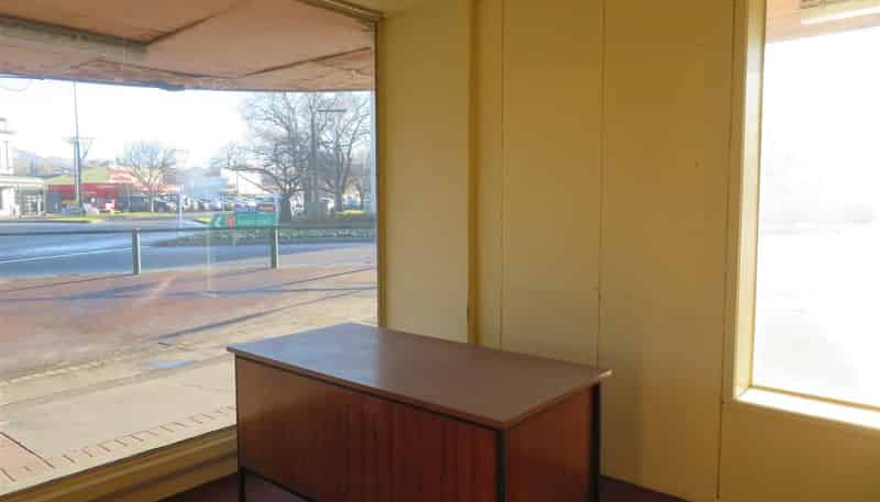 1 Main street "FOR LEASE", Gore