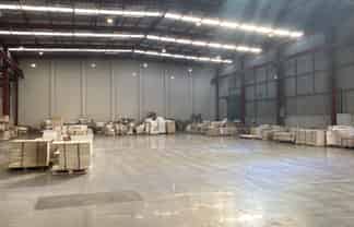 HIGH STUD MINIMAL OFFICE