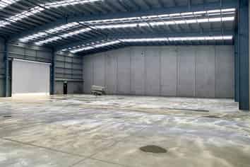 Modern 1250sqm warehouse & office