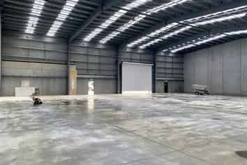 Modern 1250sqm warehouse & office