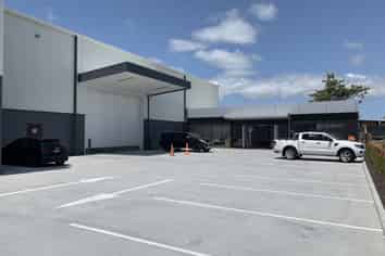 Modern 1250sqm warehouse & office