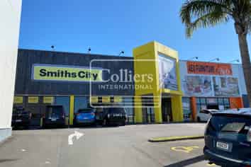 Expansive High-Stud Mt Wellington Retail