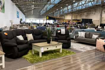 Expansive High-Stud Mt Wellington Retail