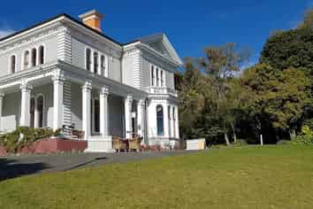 Ultimate Lifestyle Cafe, Sunny Nelson Is Calling!