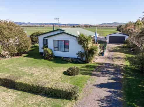 18 Canal West Road, Waitakaruru