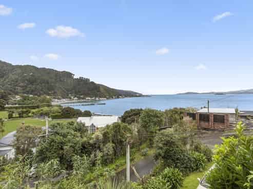 15 Ferry Road, Days Bay