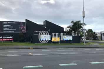 Warehouse / Bulk Retail / Showroom - Road frontage