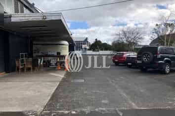 Warehouse / Bulk Retail / Showroom - Road frontage