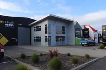 High Profile City Fringe Warehouse with Gantry