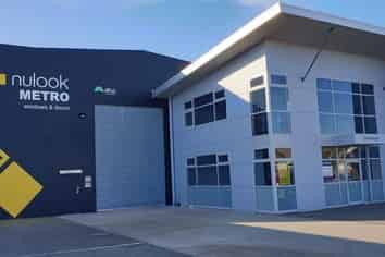 High Profile City Fringe Warehouse with Gantry