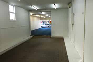 150m2 retail space - good value for size!