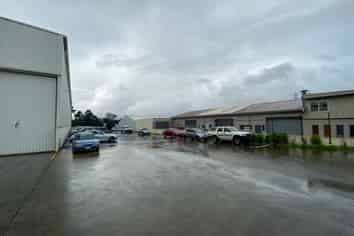 931m2 warehouse - 12m stud and 2 gantry cranes