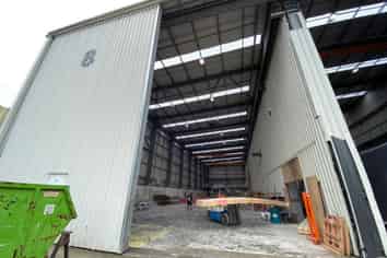 931m2 warehouse - 12m stud and 2 gantry cranes