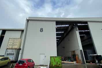931m2 warehouse - 12m stud and 2 gantry cranes