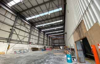 931m2 warehouse - 12m stud and 2 gantry cranes