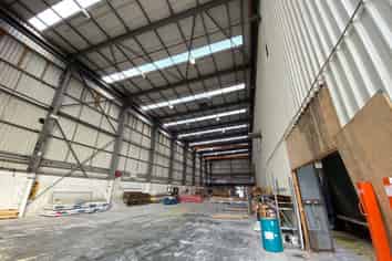931m2 warehouse - 12m stud and 2 gantry cranes
