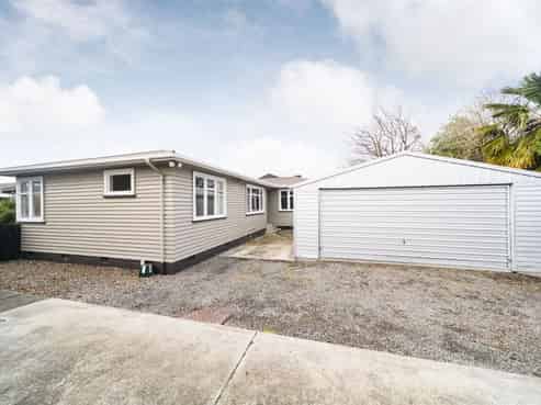 367 Botanical Road, West End