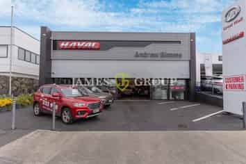 High Profile Greenlane Showroom | 570smq +