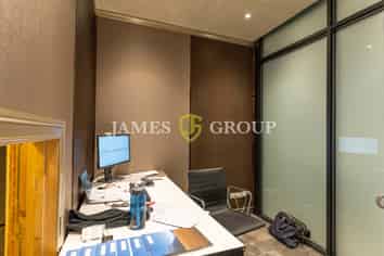 High Profile Greenlane Showroom | 570smq +