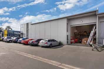 Modern road front Wairau office/showroom