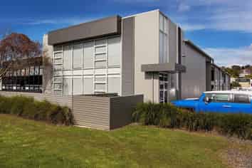 Modern road front Wairau office/showroom
