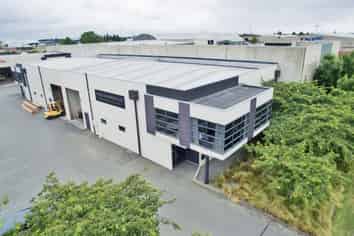 Immaculate industrial for lease