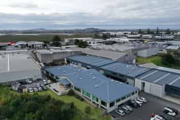 Large Rosebank Road Office – Rent Free Available!