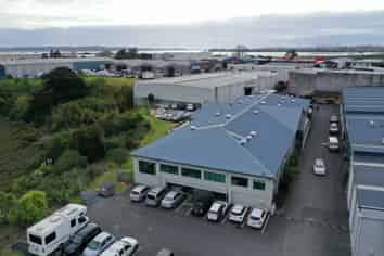 Large Rosebank Road Office – Rent Free Available!