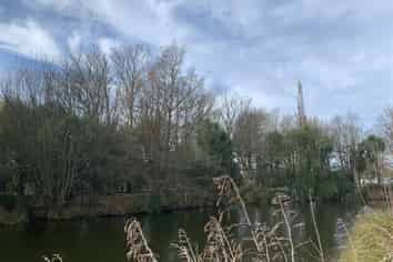 Unique Lakeside Setting - 178m2 (approx)