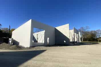 Unique Lakeside Setting - 178m2 (approx)