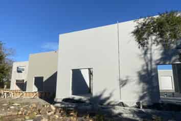 Unique Lakeside Setting - 178m2 (approx)