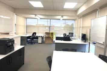 FULLY FURNISHED - 65sqm high exposure office