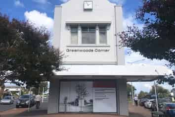 GRAND EXPOSURE ON GREENWOODS CORNER!