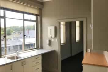 GRAND EXPOSURE ON GREENWOODS CORNER!