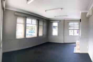 GRAND EXPOSURE ON GREENWOODS CORNER!