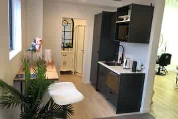 75M2 UPSTAIRS OFFICE ON KING