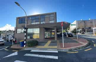 Busy retail on Victoria 