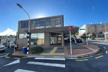 Busy retail on Victoria 