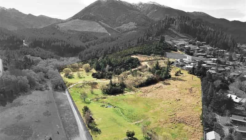 12 Thomas Hanmer Drive, 