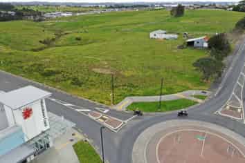 Prime Corner Site in Beachlands