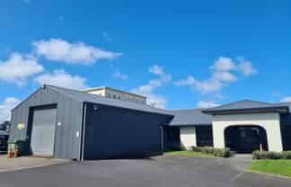 Tidy office plus warehouse on Lincoln Road