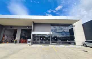 A-grade high stud warehouse on Paramount Drive