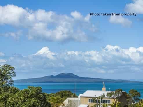 2/14 Clifton Road, Waiake